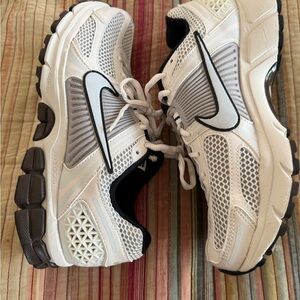 Nike Vomero 5 - Woman Sz 9.5 (Men Sz 8)